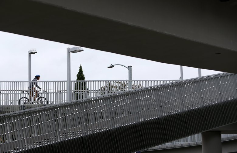 vega, stellarcraft, picket, picket guardrail, robust picket guardrail, robust picket fence, picket fence, pickets, guardrails, pedestrian bridge, bridge, bridge guardrail, aluminum, aluminum fence