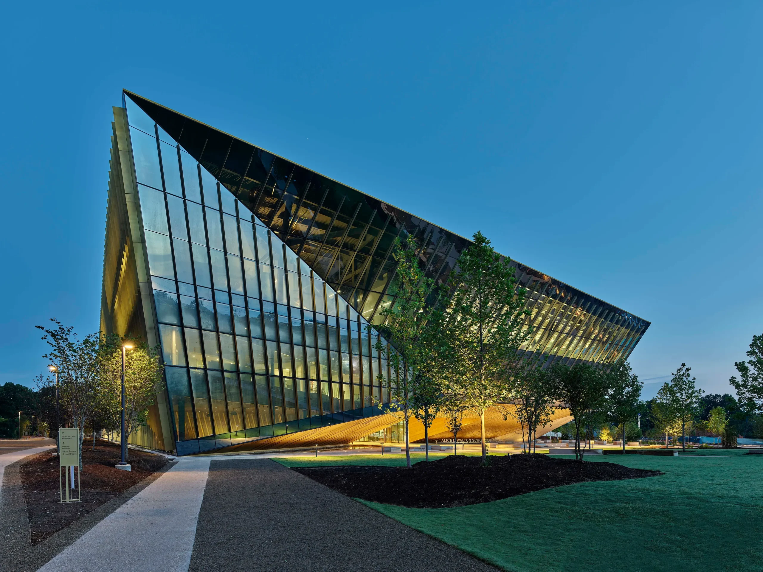 Vertical fins for glass curtain wall